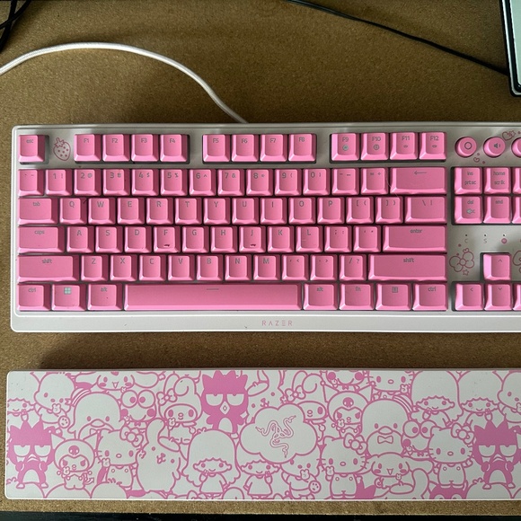 Razer Hello Kitty Pink Gaming Keyboard - Picture 2 of 2